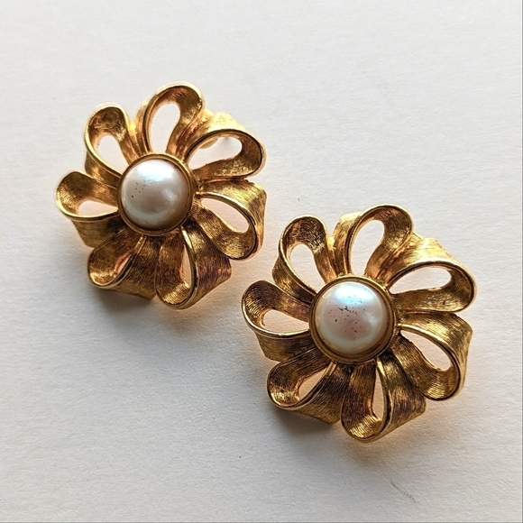 Givenchy Signed Vintage Gold Pearl Textured Ribbon Loop Flower Petal Earrings - Picture 1 of 6